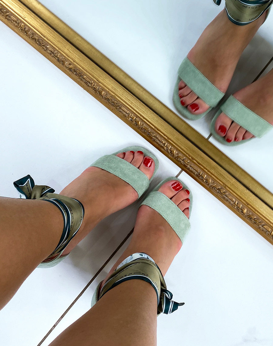 Sandales en suédine verte à talon épais et ruban floral