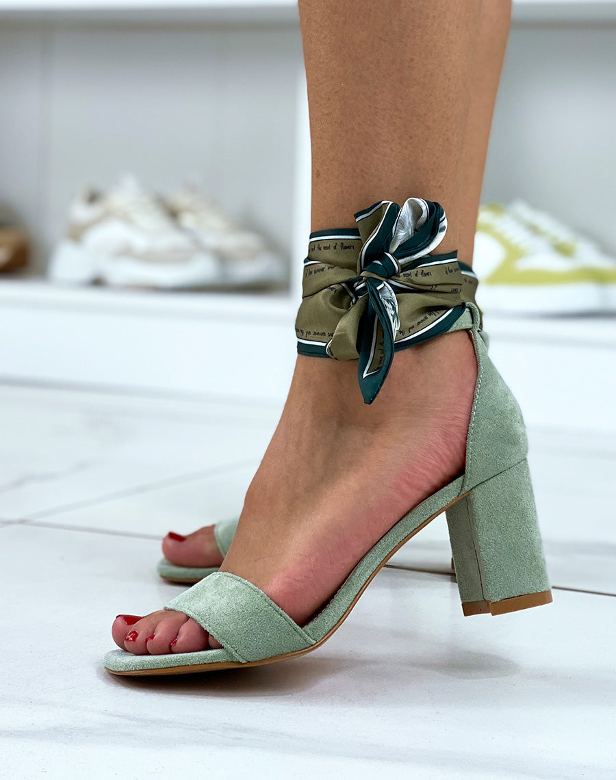 Sandales en suédine verte à talon épais et ruban floral