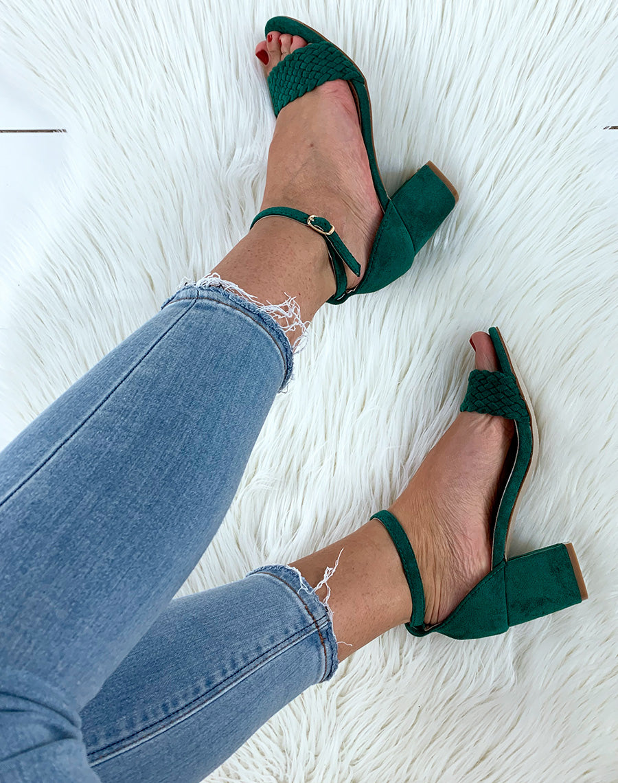 Sandales en suédine vertes à talons carrés et à bride tressée