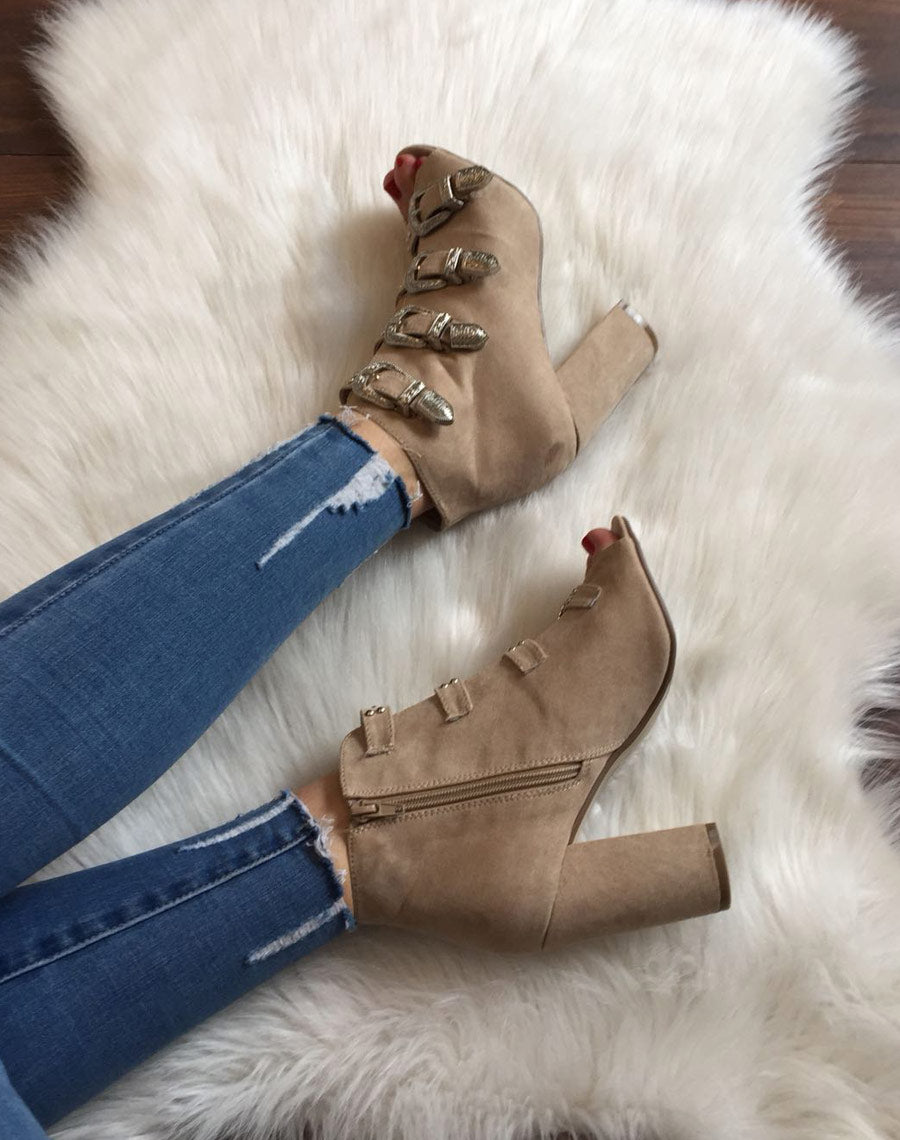 Sandales en suédines ouvertes beiges à talons