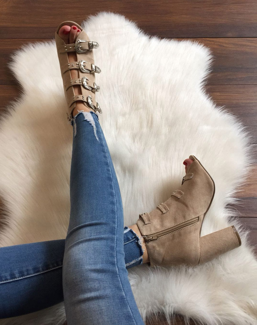 Sandales en suédines ouvertes beiges à talons