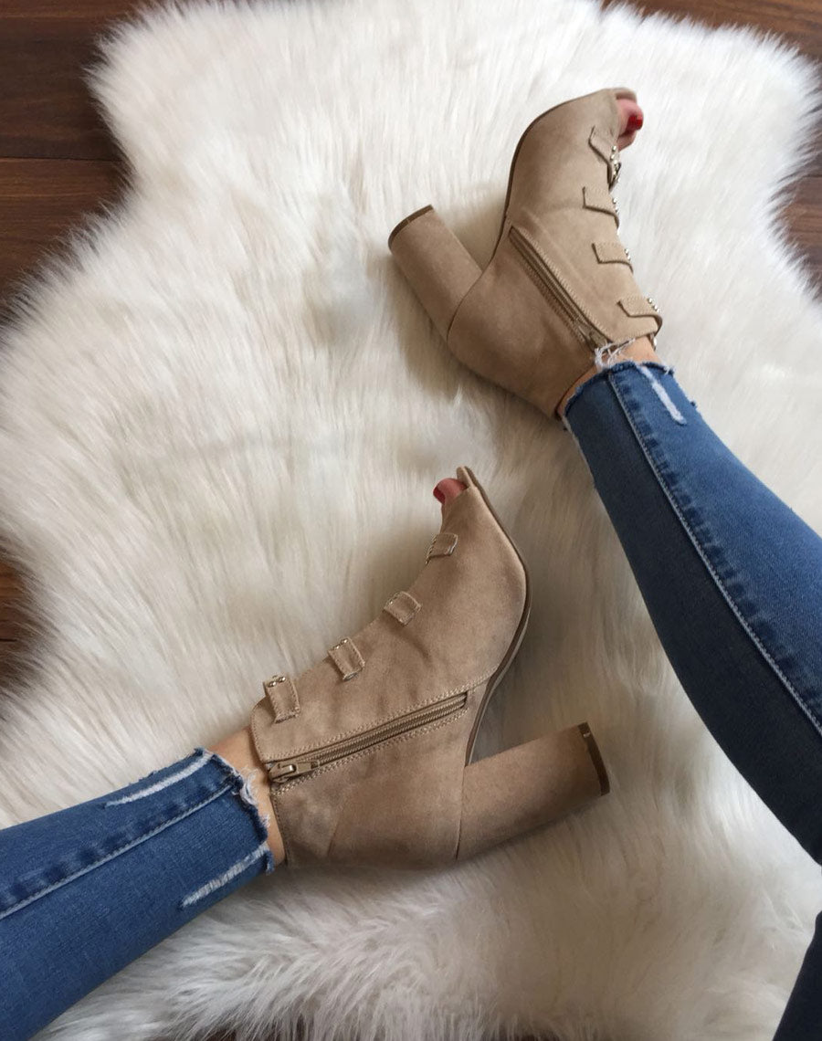 Sandales en suédines ouvertes beiges à talons