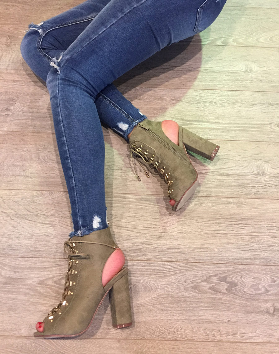 Sandales en suédines ouvertes kaki à talons