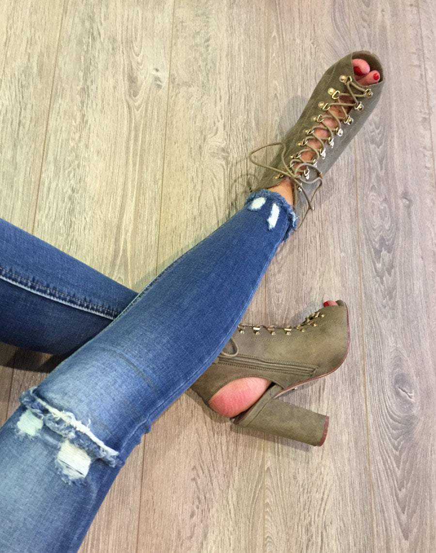 Sandales en suédines ouvertes kaki à talons