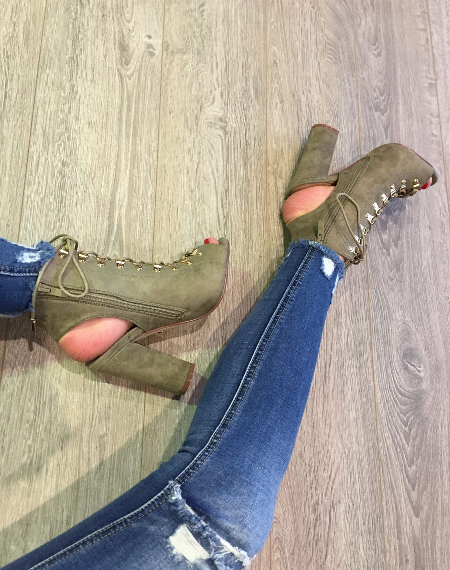 Sandales en suédines ouvertes kaki à talons