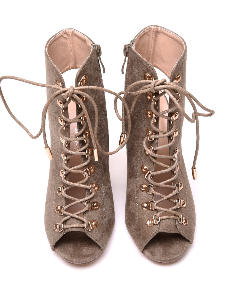 Sandales en suédines ouvertes kaki à talons