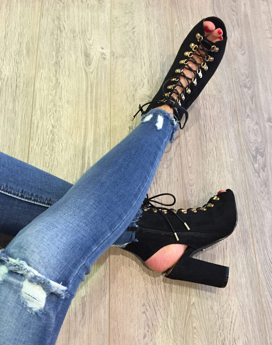 Sandales en suédines ouvertes noires à talons