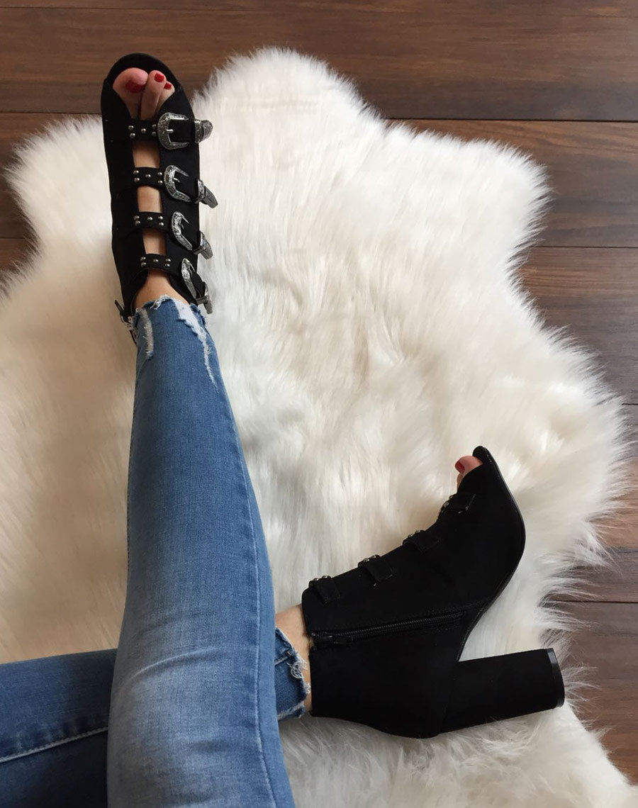 Sandales en suédines ouvertes noires à talons