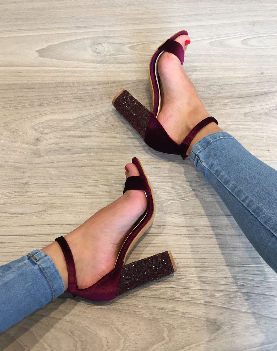 Sandales en velours bordeaux à talons ornés de sequins