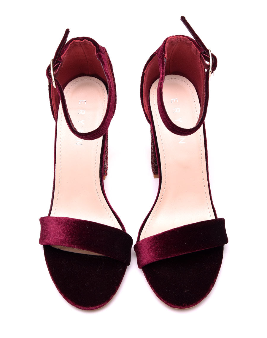 Sandales en velours bordeaux à talons ornés de sequins