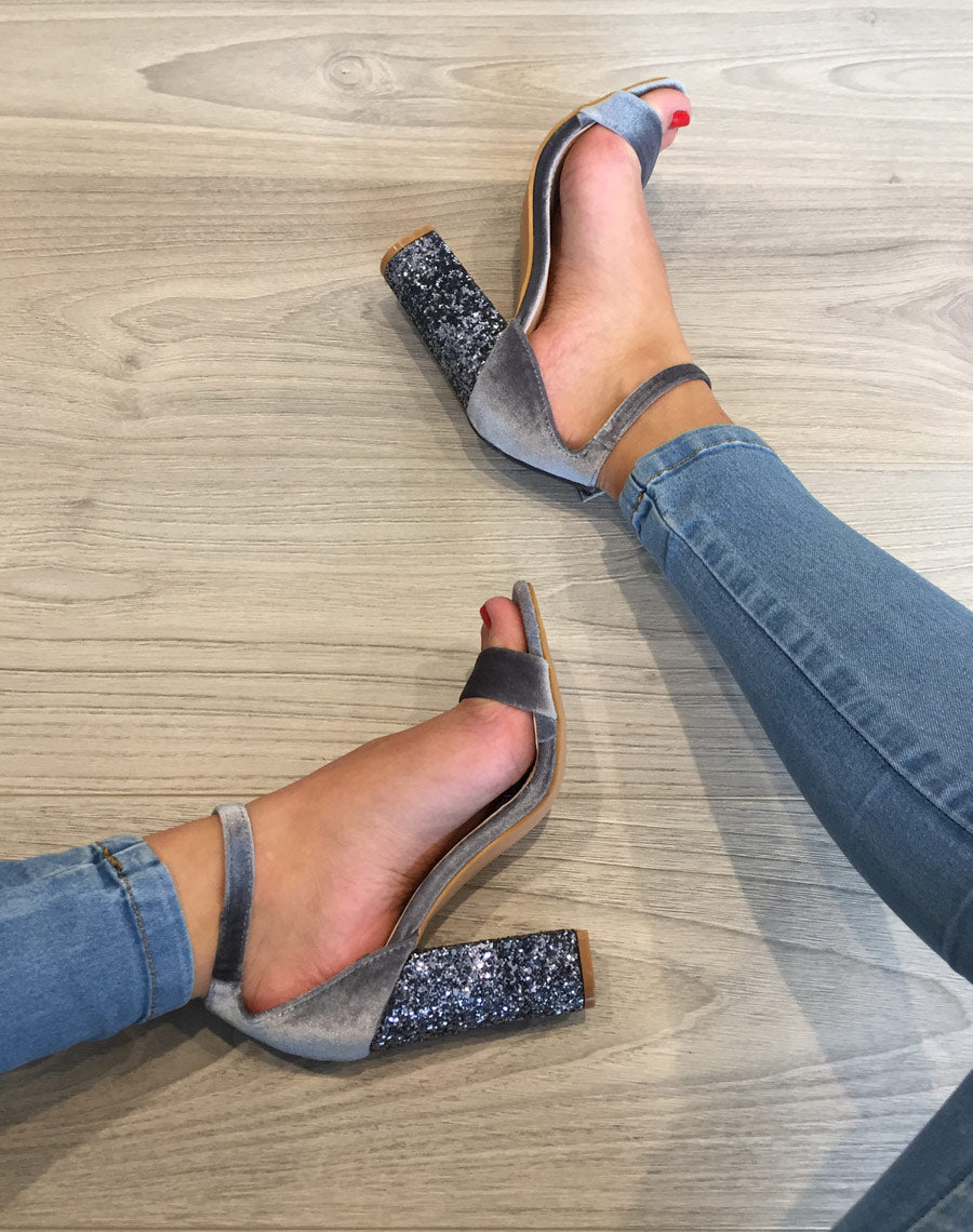 Sandales en velours grises à talons ornés de sequins