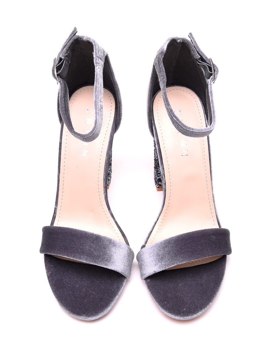 Sandales en velours grises à talons ornés de sequins