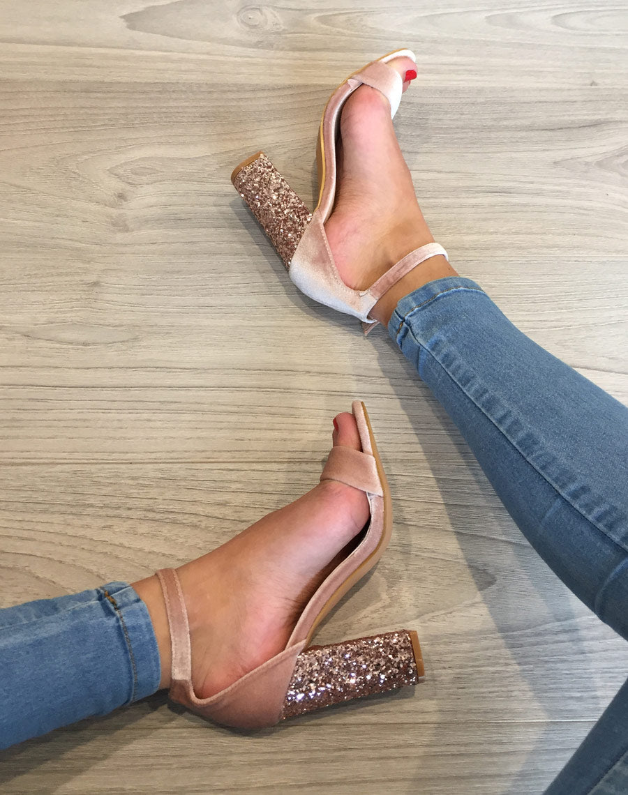 Sandales en velours roses à talons ornés de sequins