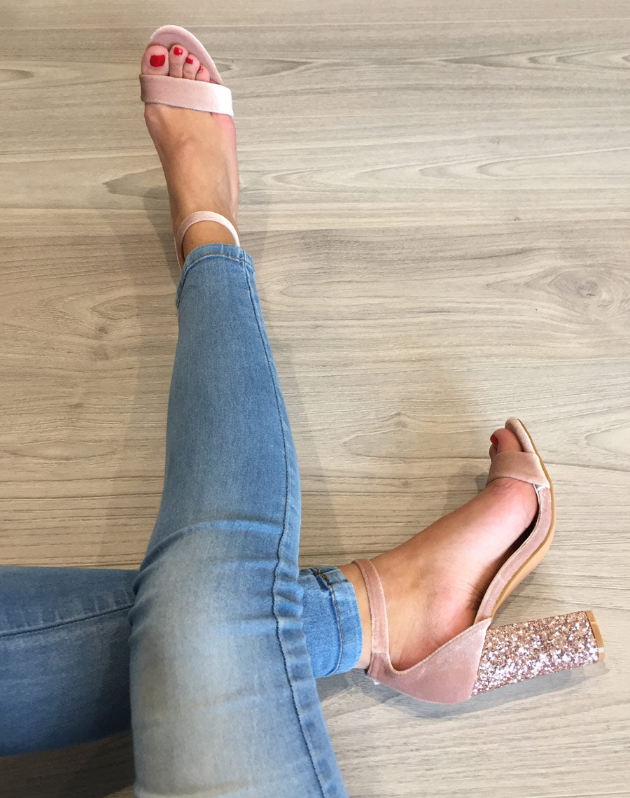 Sandales en velours roses à talons ornés de sequins
