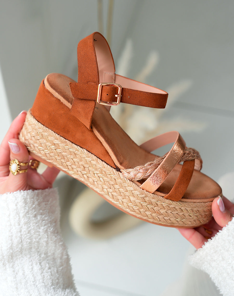 Sandales Femme Camel Compensées avec Lanières Métallisées Rose Gold et Effet Tressé