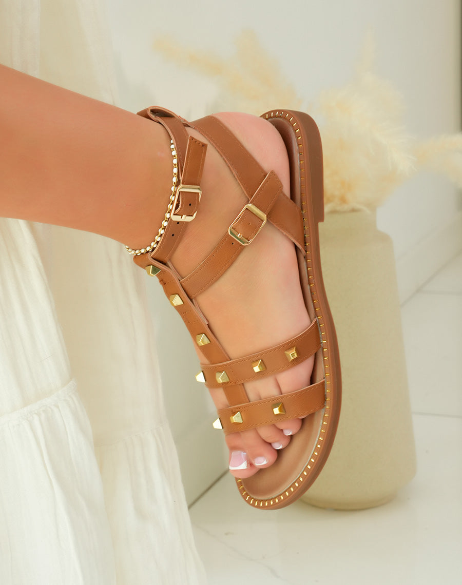 Sandales femme camel ornées de bijoux dorés pour un style quotidien rehaussé