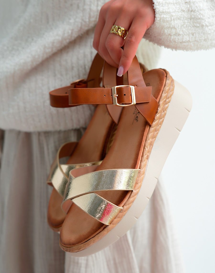 Sandales Femme Dorées avec Bride Entrecroisée et Talon Compensé Camel – Élégance Été