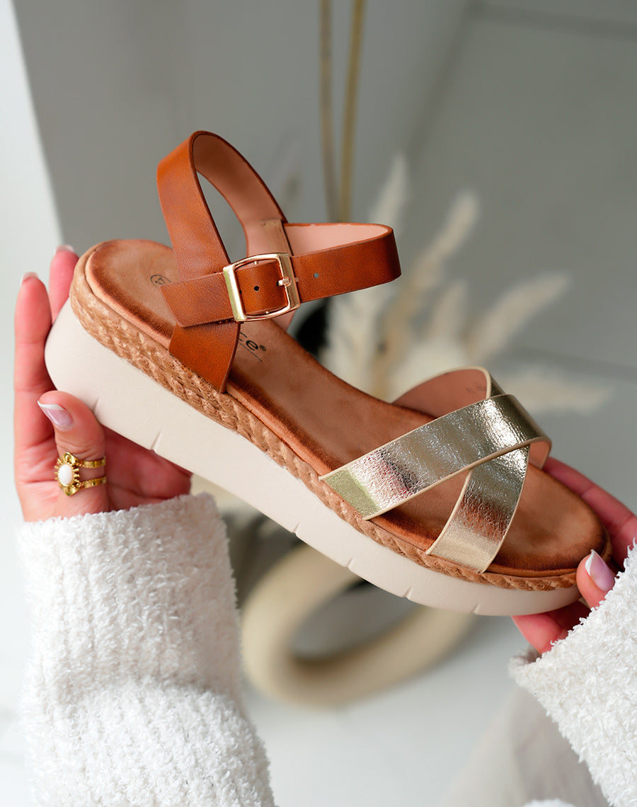 Sandales Femme Dorées avec Bride Entrecroisée et Talon Compensé Camel – Élégance Été