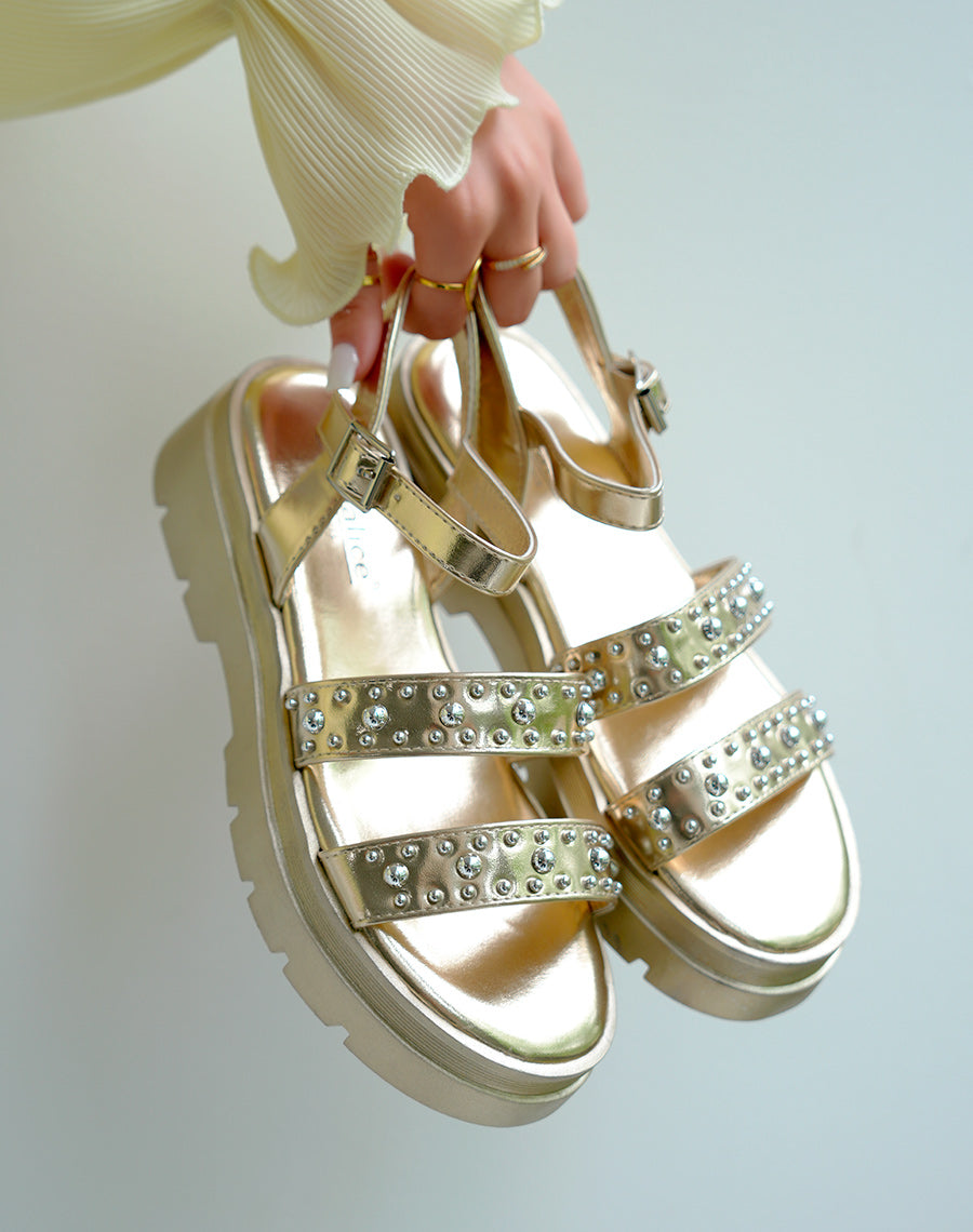Sandales femme dorées à double brides cloutées avec semelle épaisse crantée