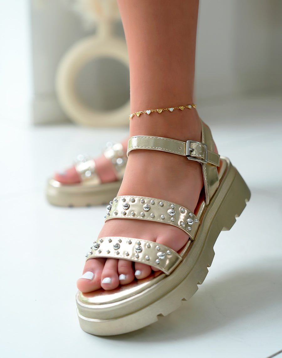 Sandales femme dorées à double brides cloutées avec semelle épaisse crantée