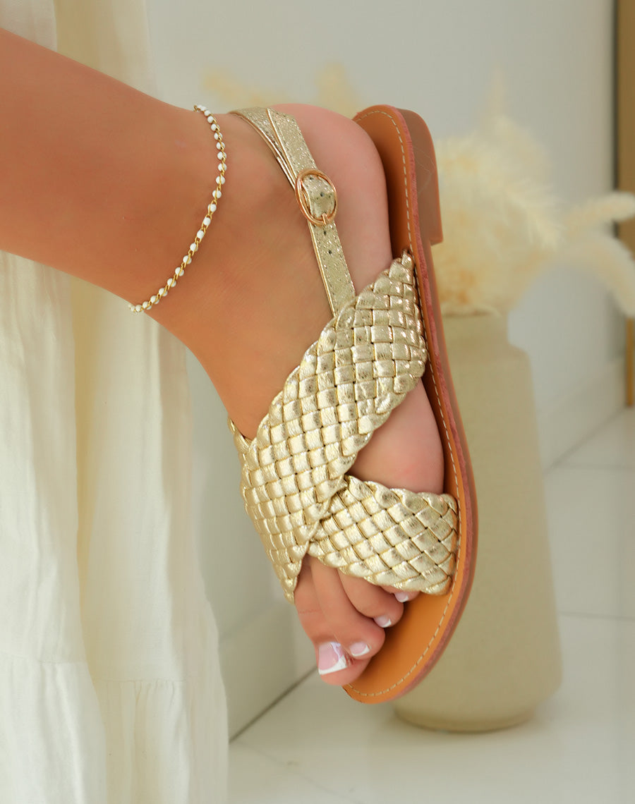 Sandales femme dorées tressées pour un look estival chic