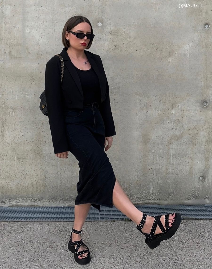 Sandales femme noires tendance avec semelle épaisse crantée et brides cloutées