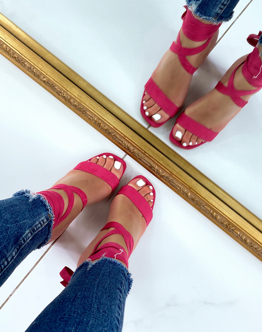 Sandales fushia à bride épaisse et longs lacets à talon