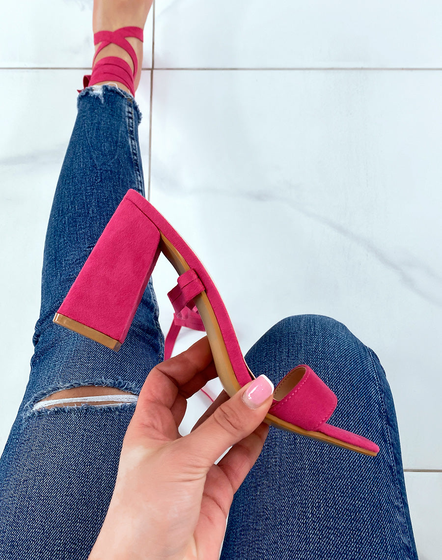 Sandales fushia à bride épaisse et longs lacets à talon