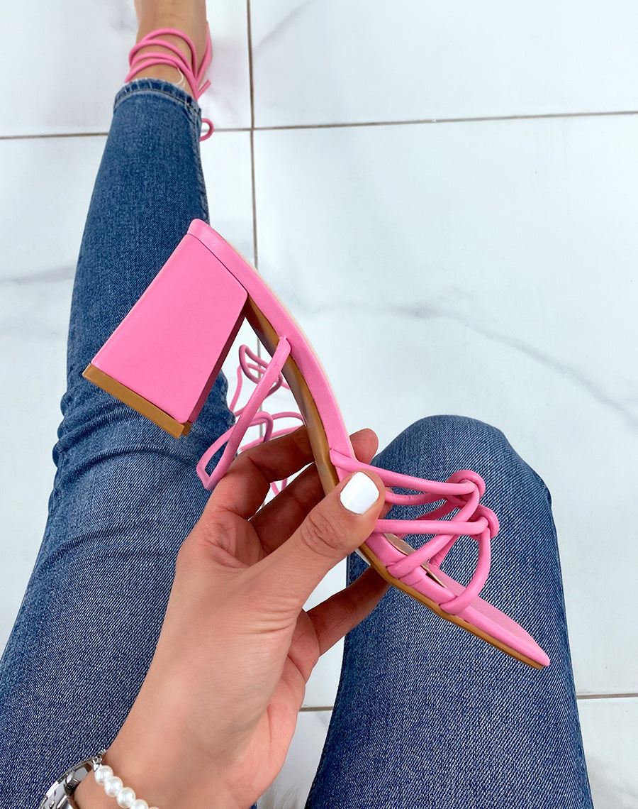 Sandales fushia à lacets avec talons larges