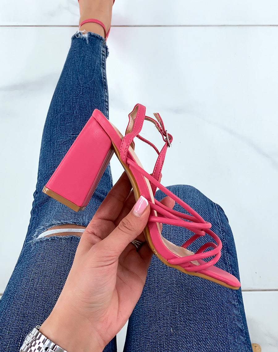 Sandales fushia à lanières entrecroisées et talon épais