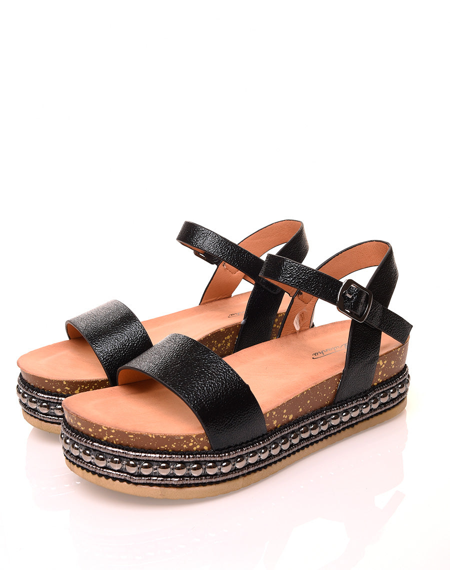 Sandales grainées vernies noires à plateformes et clous argentés