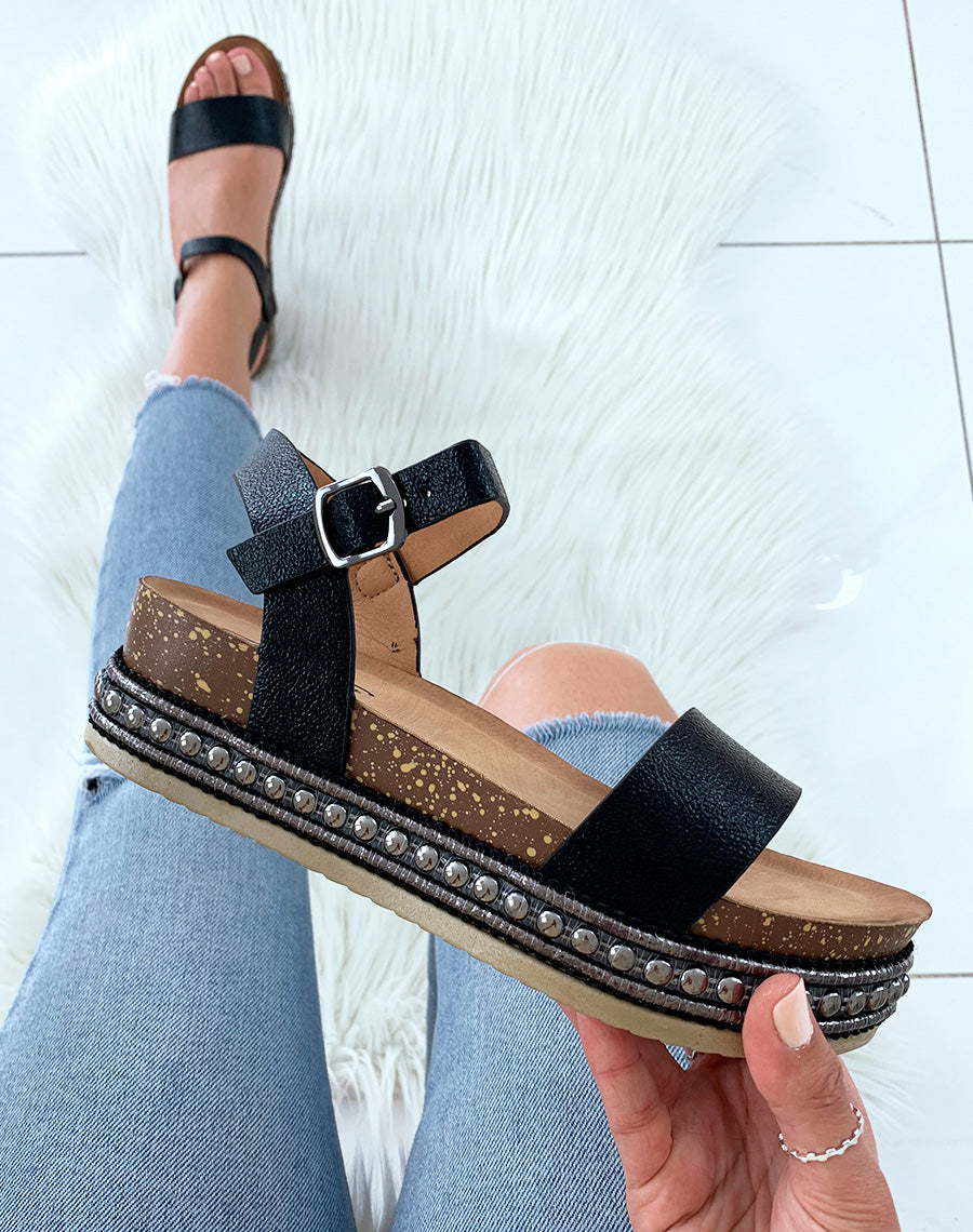 Sandales grainées vernies noires à plateformes et clous argentés