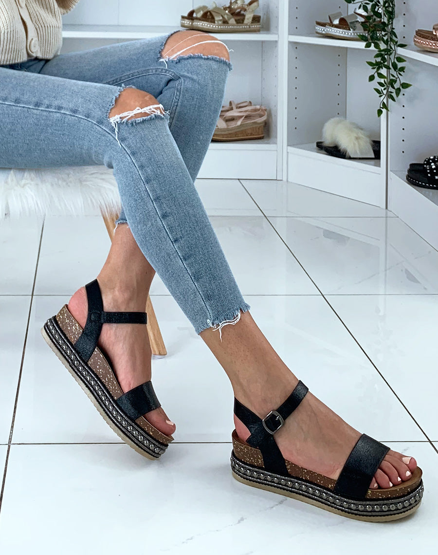 Sandales grainées vernies noires à plateformes et clous argentés