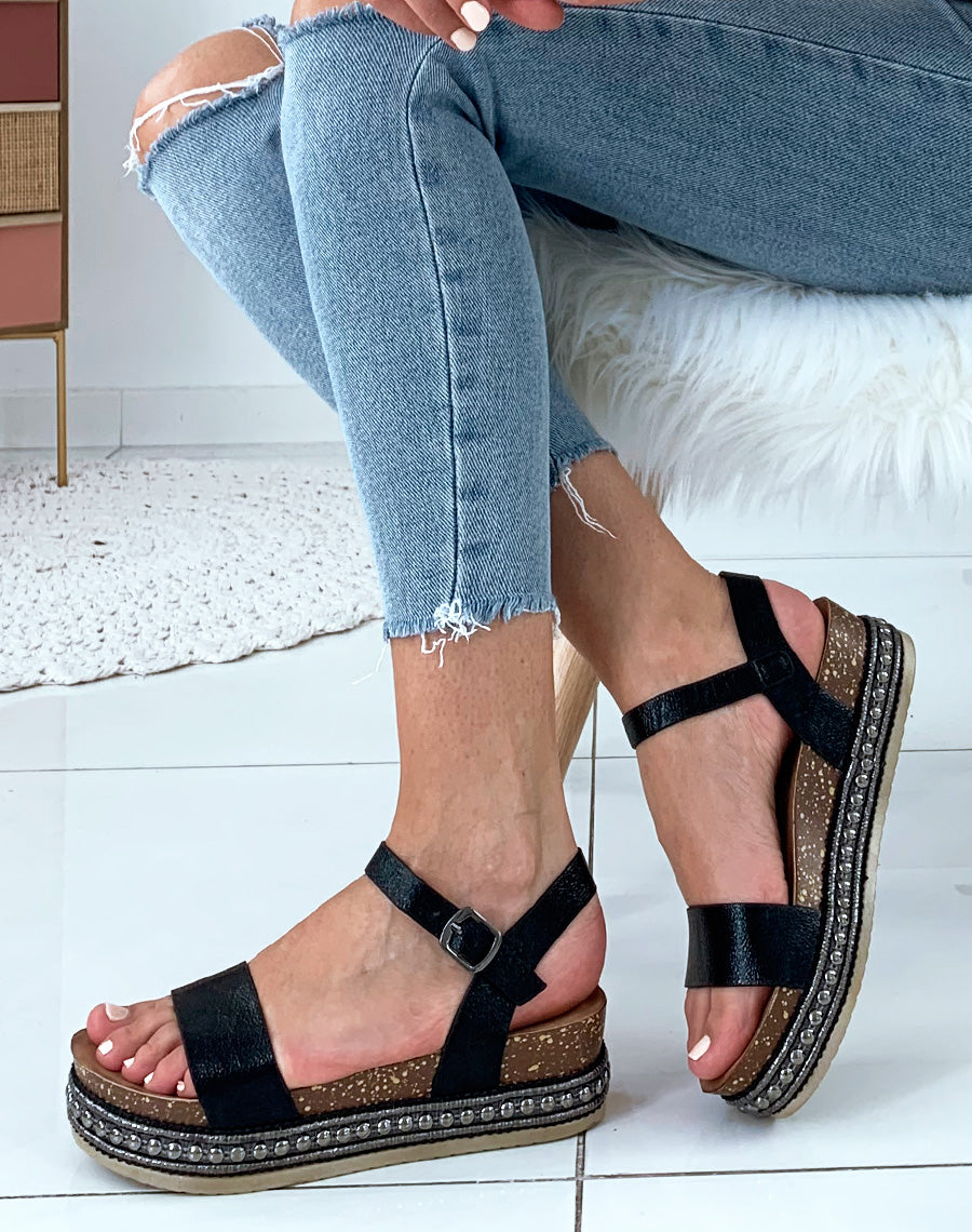 Sandales grainées vernies noires à plateformes et clous argentés