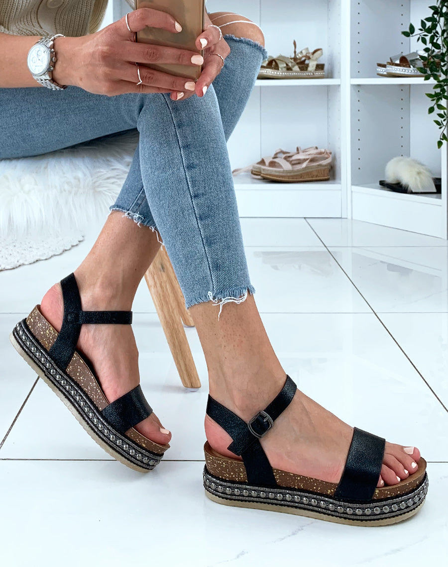 Sandales grainées vernies noires à plateformes et clous argentés