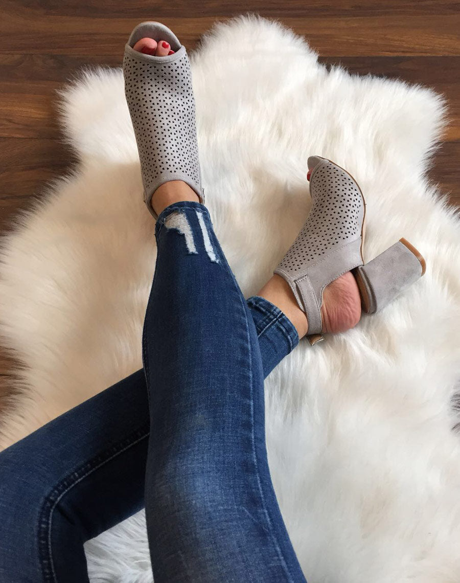 Sandales grises perforées à talons mi hauts