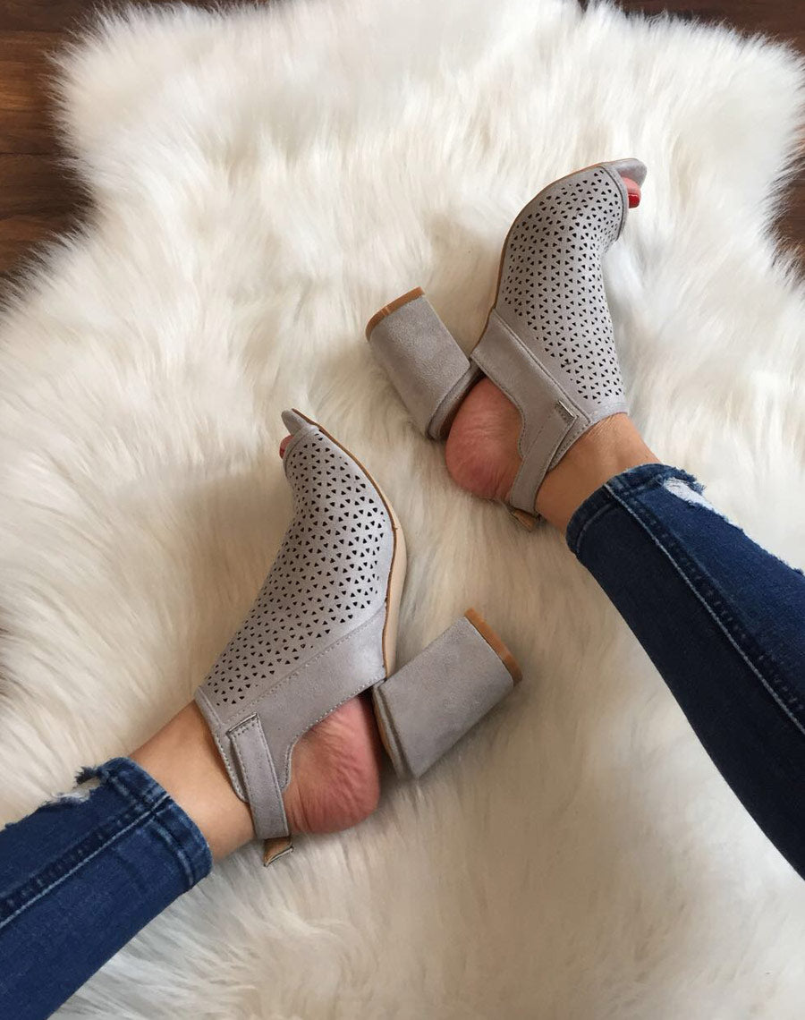 Sandales grises perforées à talons mi hauts