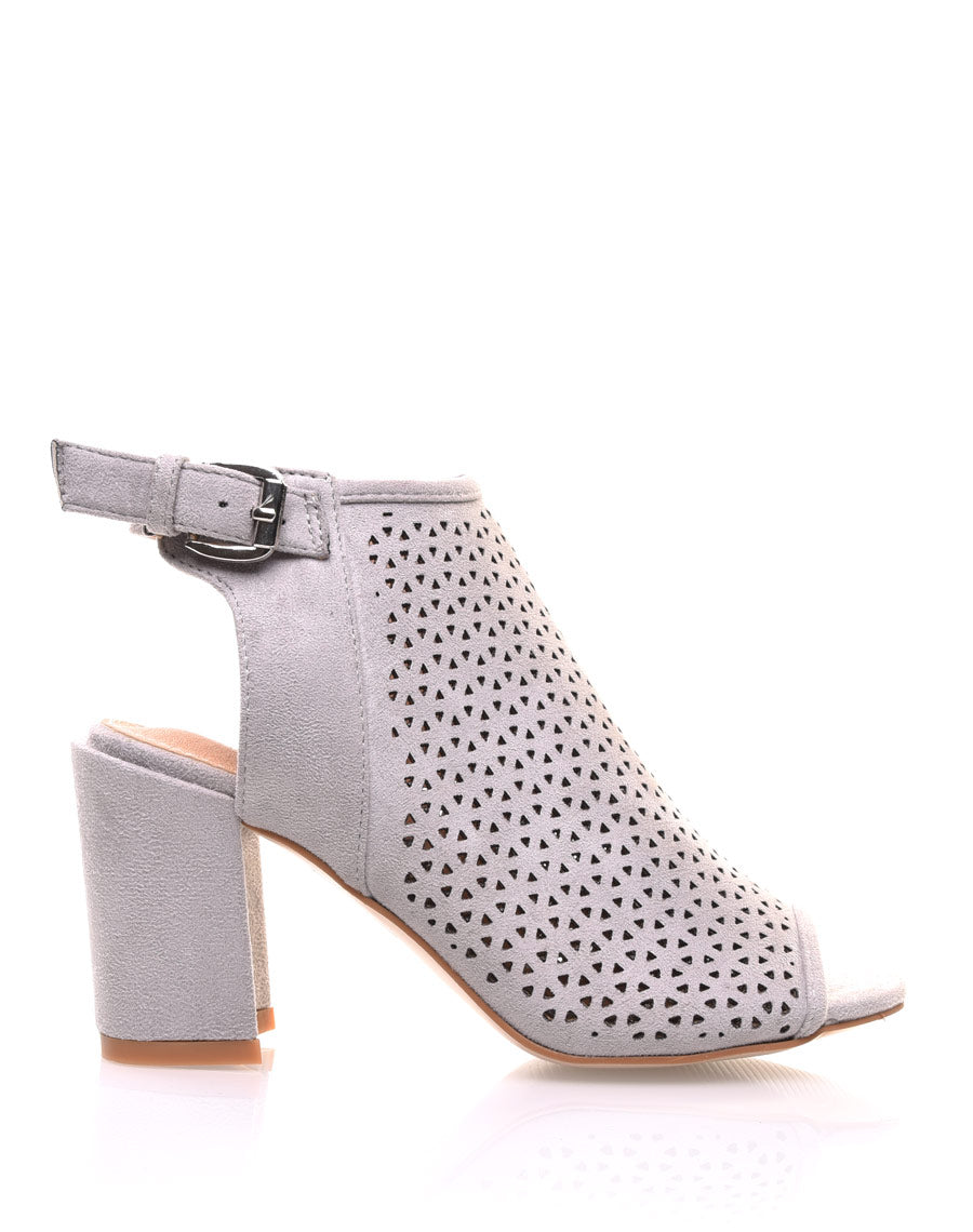 Sandales grises perforées à talons mi hauts