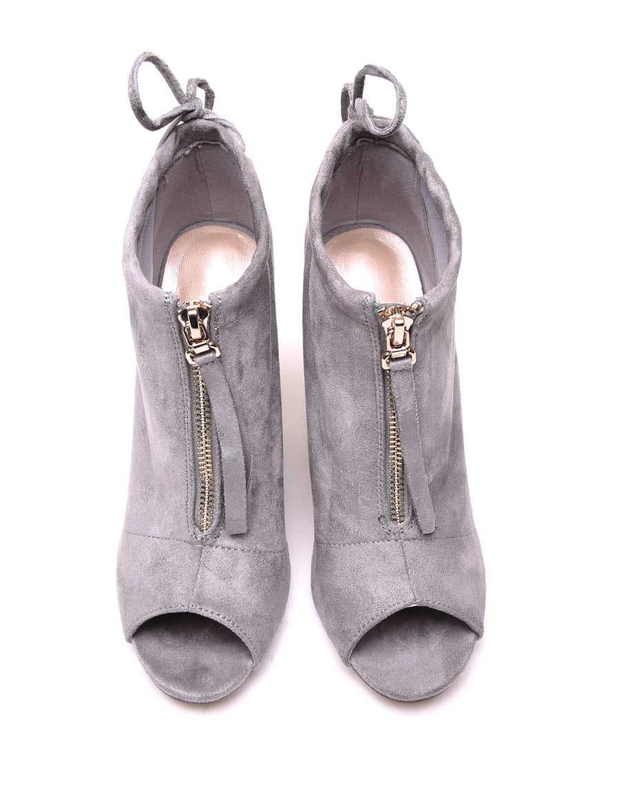 Sandales grises à talons en suédine