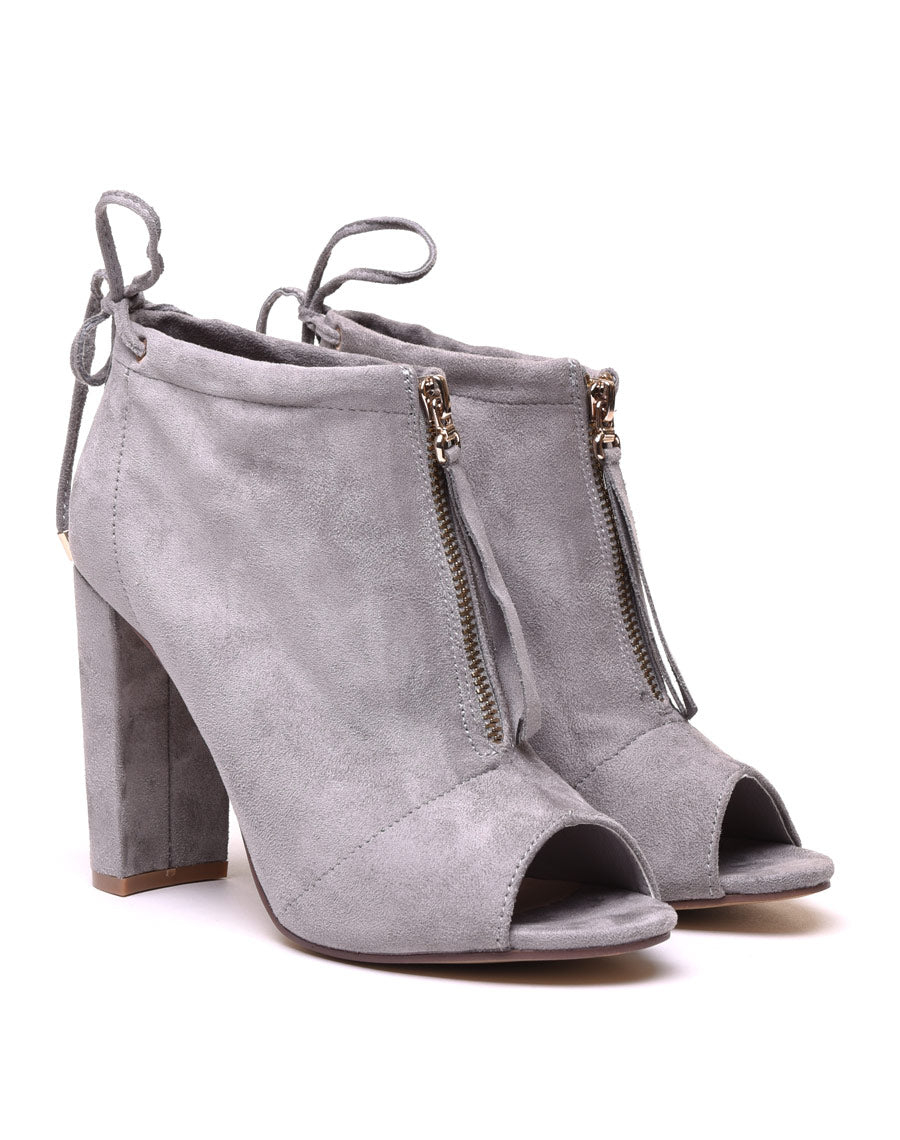 Sandales grises à talons en suédine