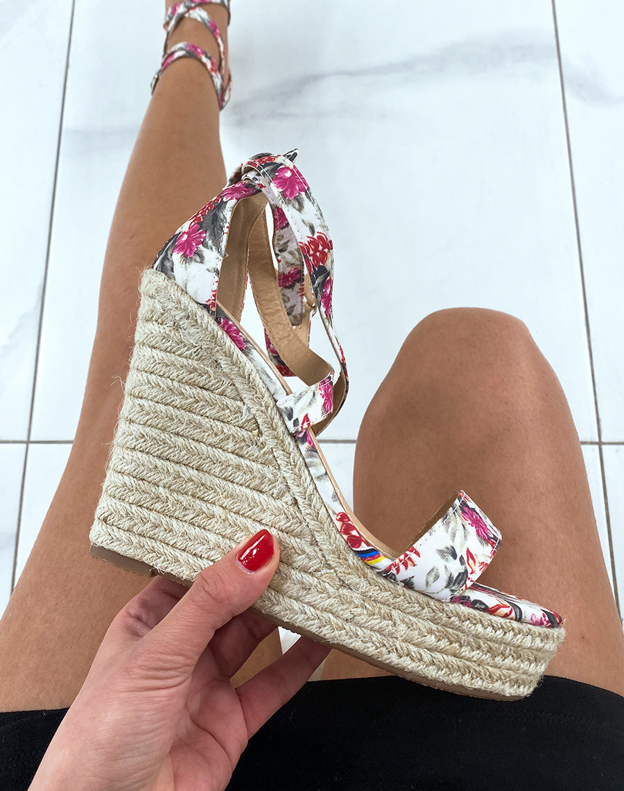 Sandales à imprimé fleuris à talons compensés avec bride avant
