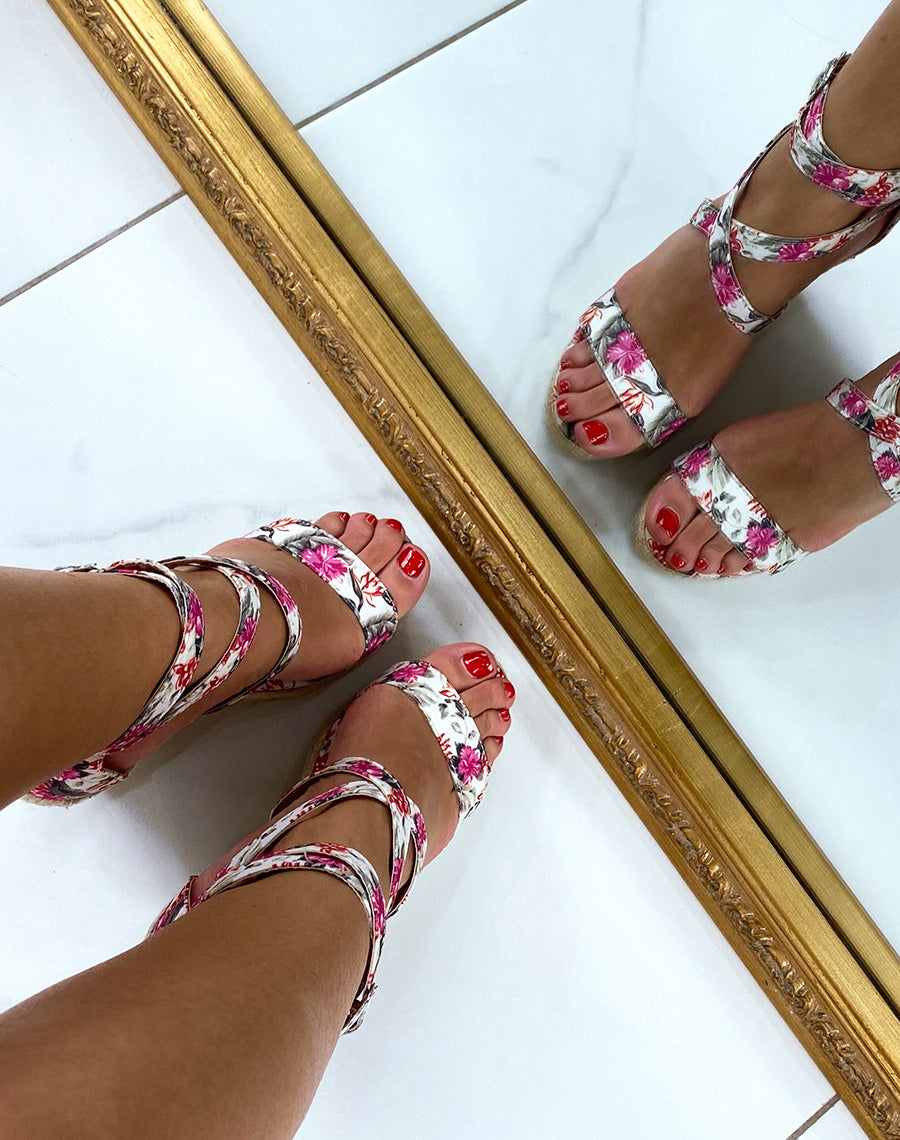 Sandales à imprimé fleuris à talons compensés avec bride avant