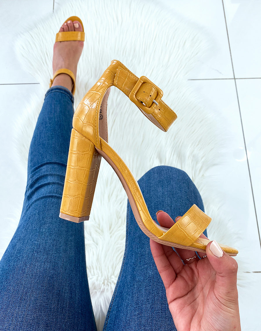 Sandales jaune effet croco à larges brides