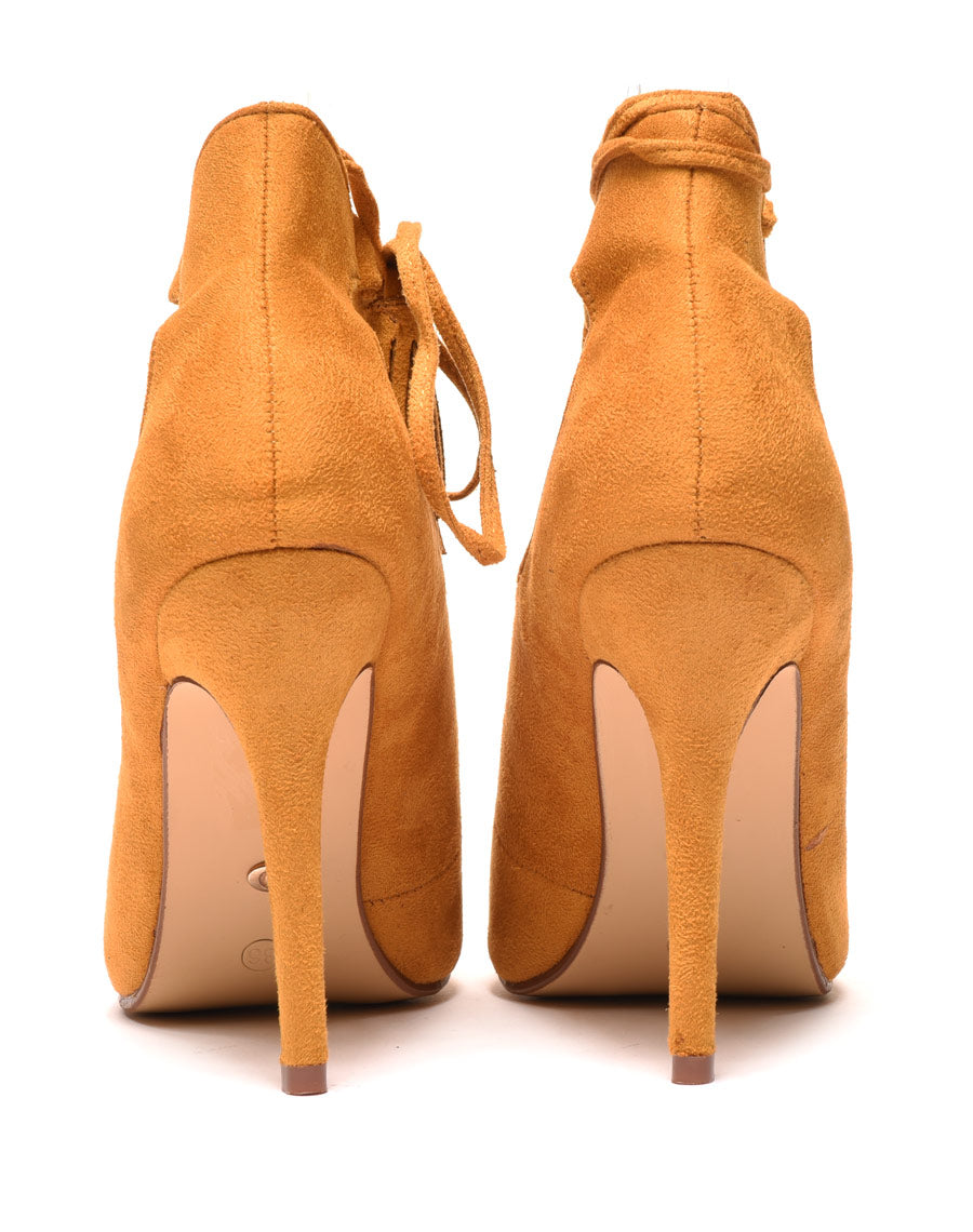 Sandales jaune moutarde à talons ajourées