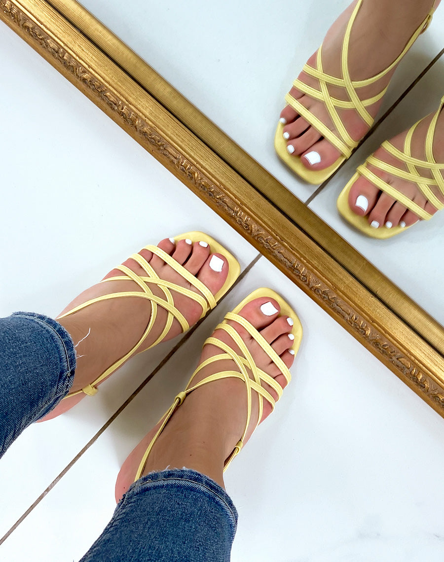 Sandales jaune pastel à multiples brides croisées et petit talon carré