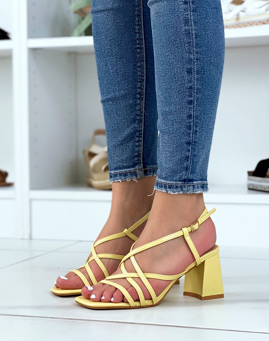 Sandales jaune pastel à multiples brides croisées et petit talon carré