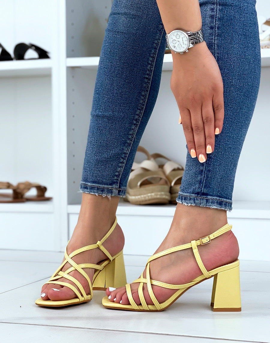 Sandales jaune pastel à multiples brides croisées et petit talon carré