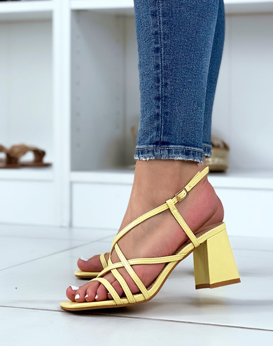 Sandales jaune pastel à multiples brides croisées et petit talon carré