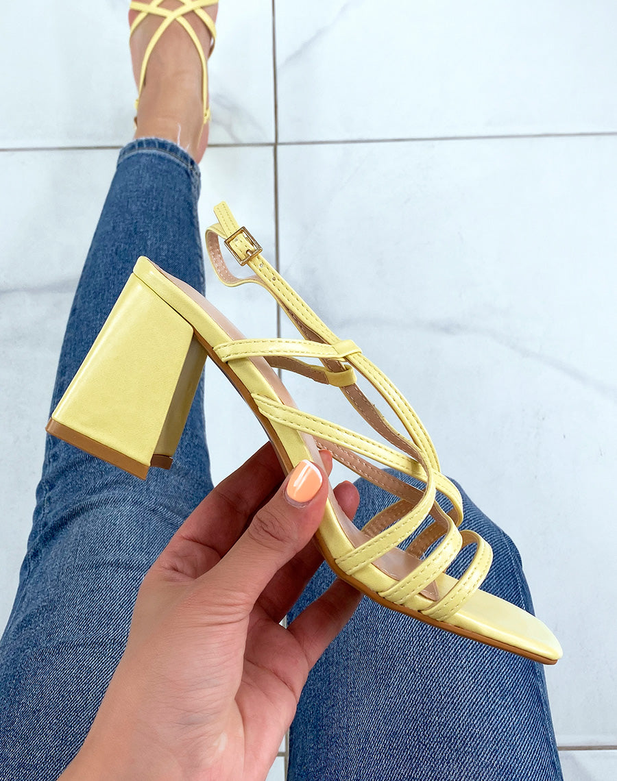 Sandales jaune pastel à multiples brides croisées et petit talon carré