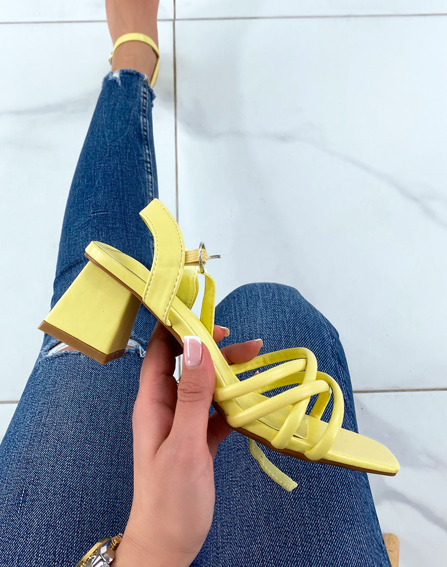 Sandales jaune pastel à petit talon et multiples lanières